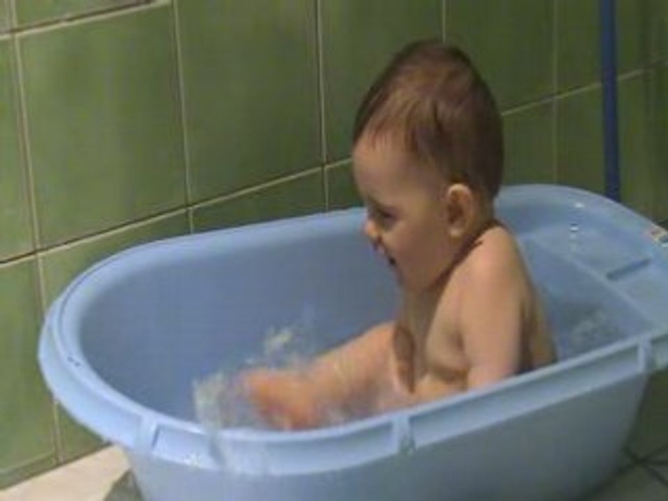 Marius dans le bain : mai 2008