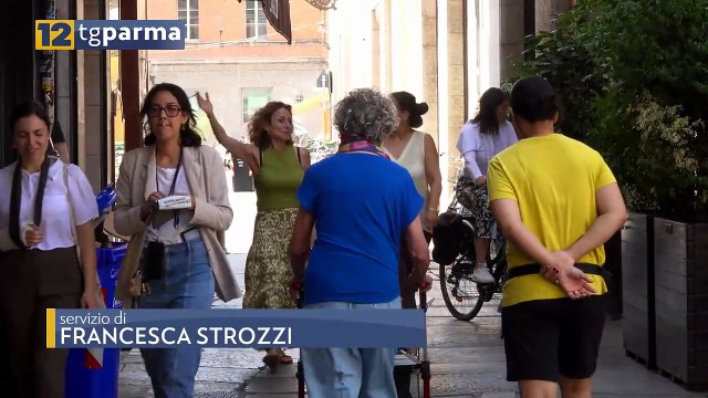 PIAZZA DELLA STECCATA: DONNA PARMIGIANA SCIPPATA E TRASCINATA PER METRI | PIAZZA DELLA STECCATA: DONNA PARMIGIANA SCIPPATA E TRASCINATA PER METRI