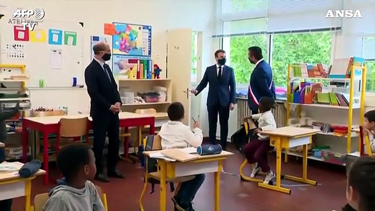 Coronavirus, Macron rassicura i genitori per la riapertura delle scuole
