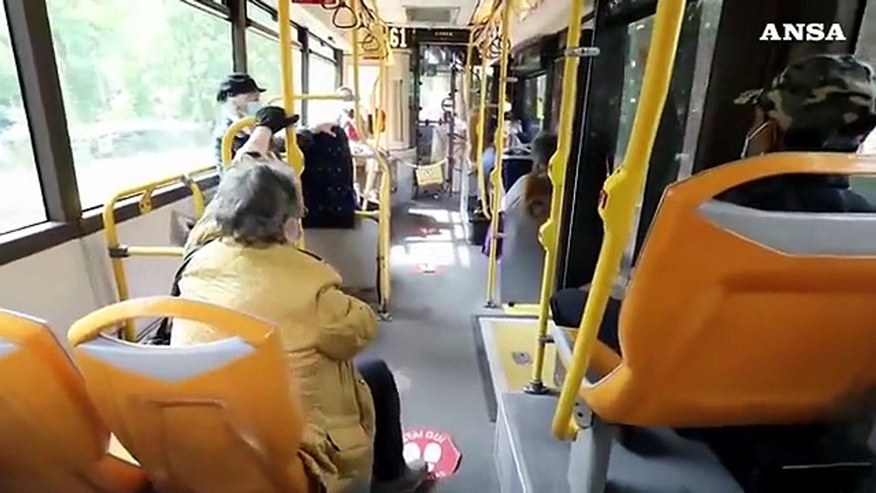 Dl Rilancio: rimborsi per bus, tetto su prezzi gel