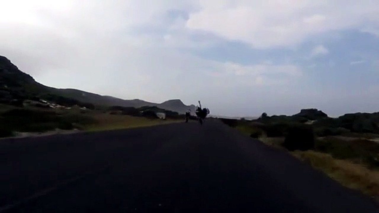 ciclista inseguito da struzzo