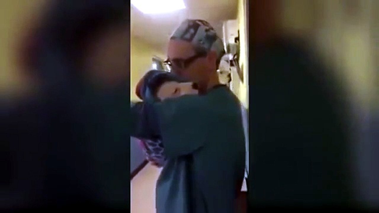 veterinario con cucciolo