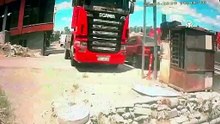 Freni arızalanan halk otobüsü tıra çarptı