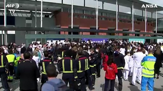 Coronavirus, a Madrid chiude l'ospedale da campo: la gioia di medici e infermieri