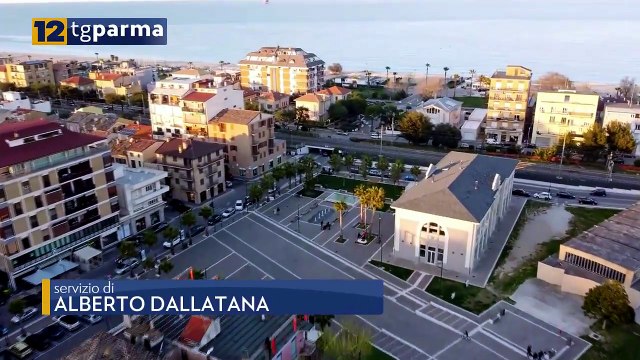 TURISTA PARMIGIANO PICCHIATO E RIDOTTO IN FIN DI VITA NELLE MARCHE. DUE FERMATI | TURISTA PARMIGIANO PICCHIATO E RIDOTTO IN FIN DI VITA NELLE MARCHE. DUE FERMATI