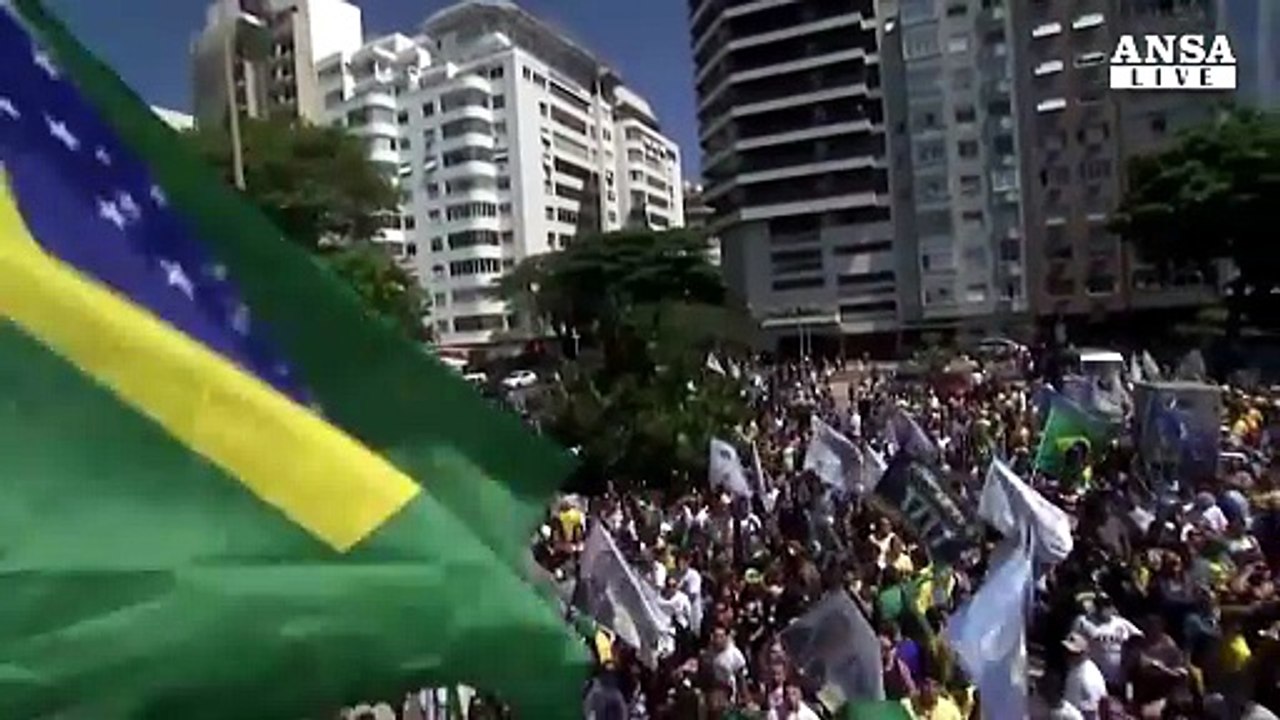 Brasile, a tre giorni dal voto Bolsonaro cresce ancora