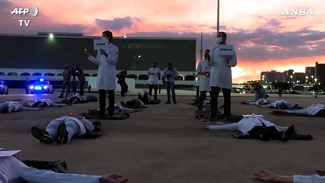 Brasile, gli infermieri scendono in piazza: Primi nel mondo a morire