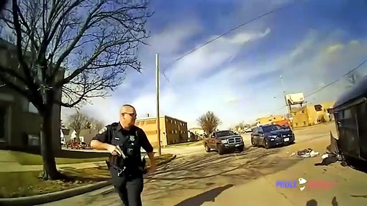 Fugge a un controllo di polizia , guardate cosa succede... - Il Video