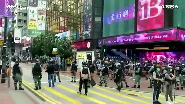 Proteste a Hong Kong, la polizia lancia lacrimogeni: 40 arresti