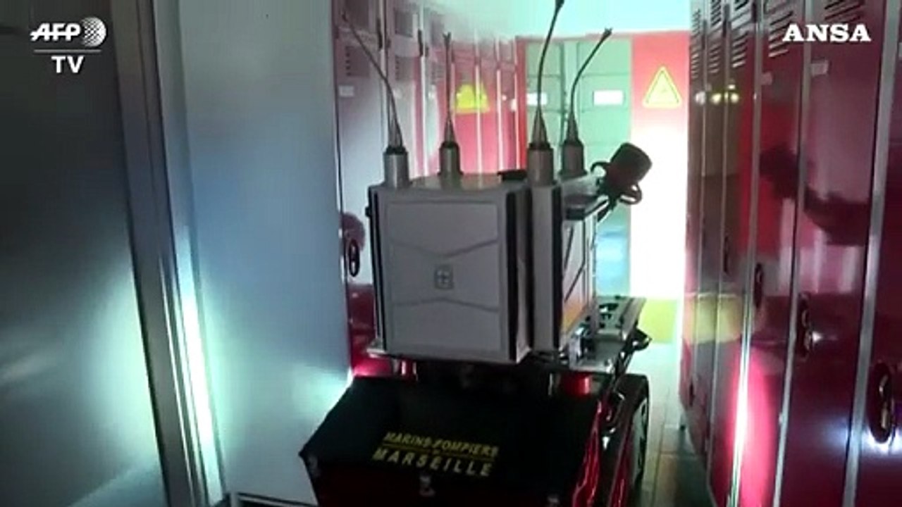 Un robot-pompiere sanifica edifici e strade di Marsiglia