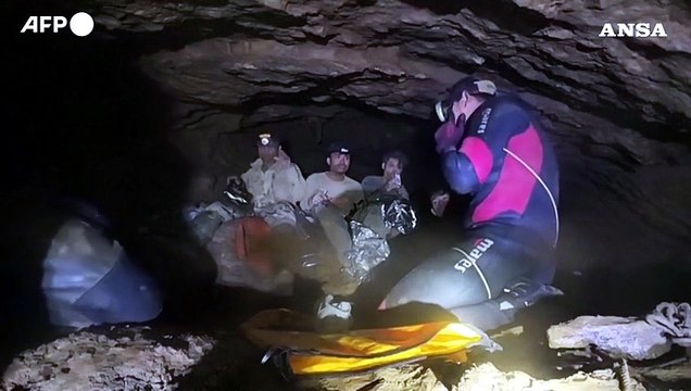 Laos, uomini intrappolati in una grotta: un salvataggio