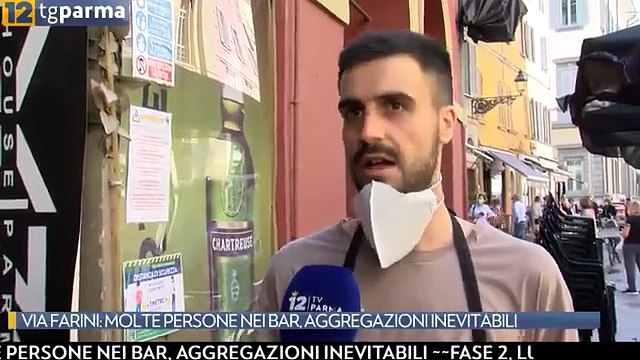 Via Farini, molte persone nei bar, aggregazioni inevitabili