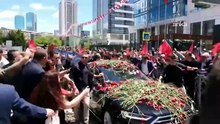 Kılıçdaroğlu 2,5 yılın ardından CHP Genel Merkezi'nde: Karanfillerle karşılandı