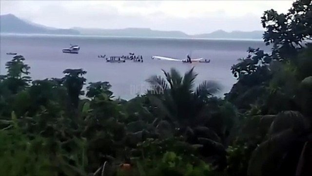 L'aereo atterra (emergenza) in laguna: tutti salvi
