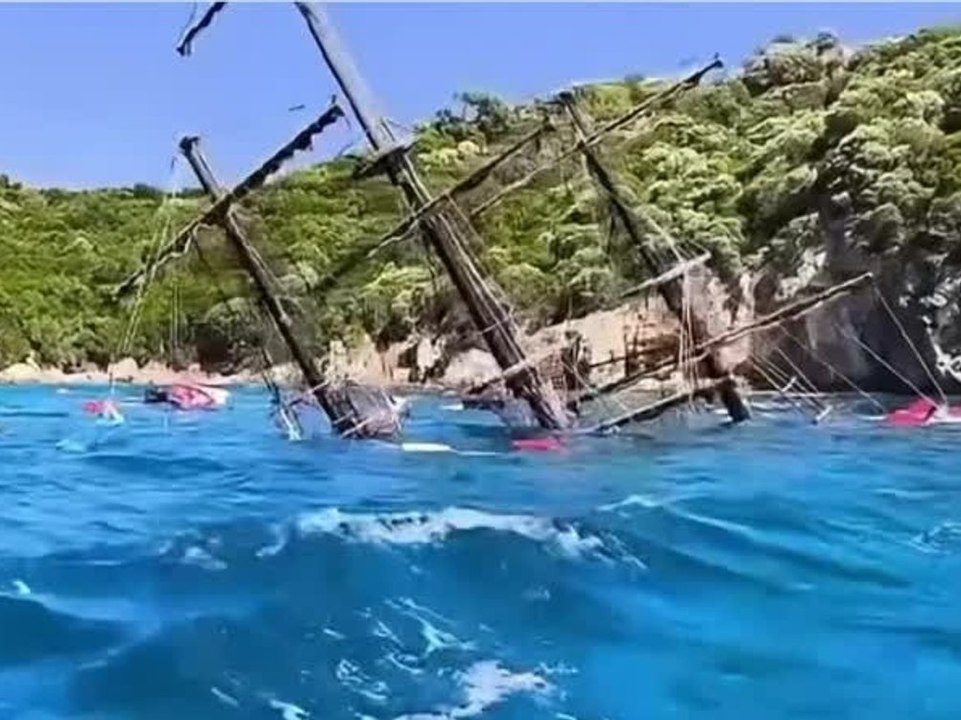 Partyboot läuft voll Wasser und versinkt