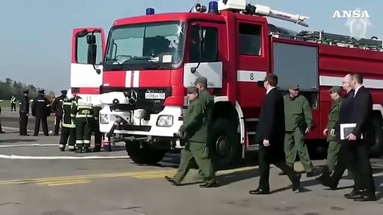 Aereo atterra in fiamme a Mosca, almeno 41 morti