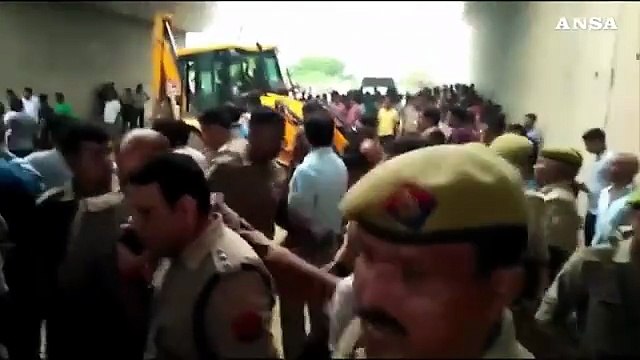 India: autobus in fossato, almeno 29 morti e 18 feriti