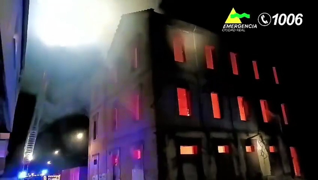 Espectacular incendio en un edificio abandonado en Malagón (Ciudad Real)