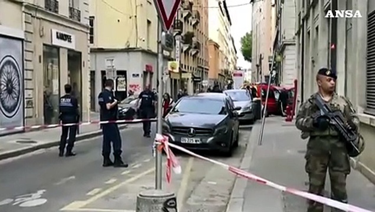 Caccia all'uomo a Lione dopo esplosione di un pacco bomba
