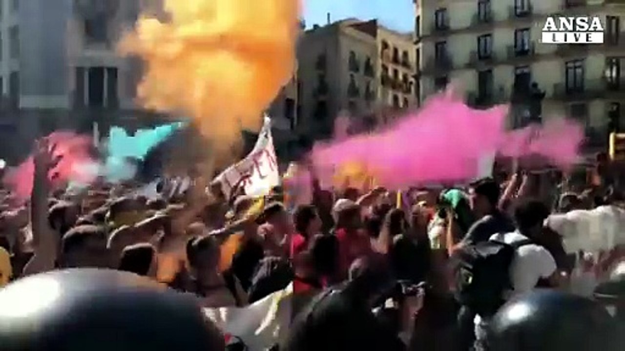 Barcellona, scontri fra polizia e separatisti
