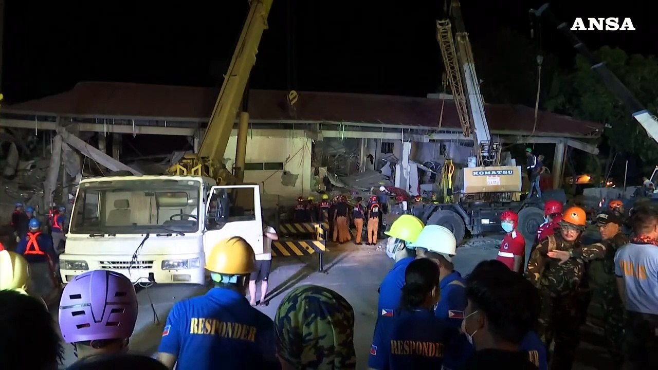 Terremoto Filippine, si cercano superstiti fra le macerie