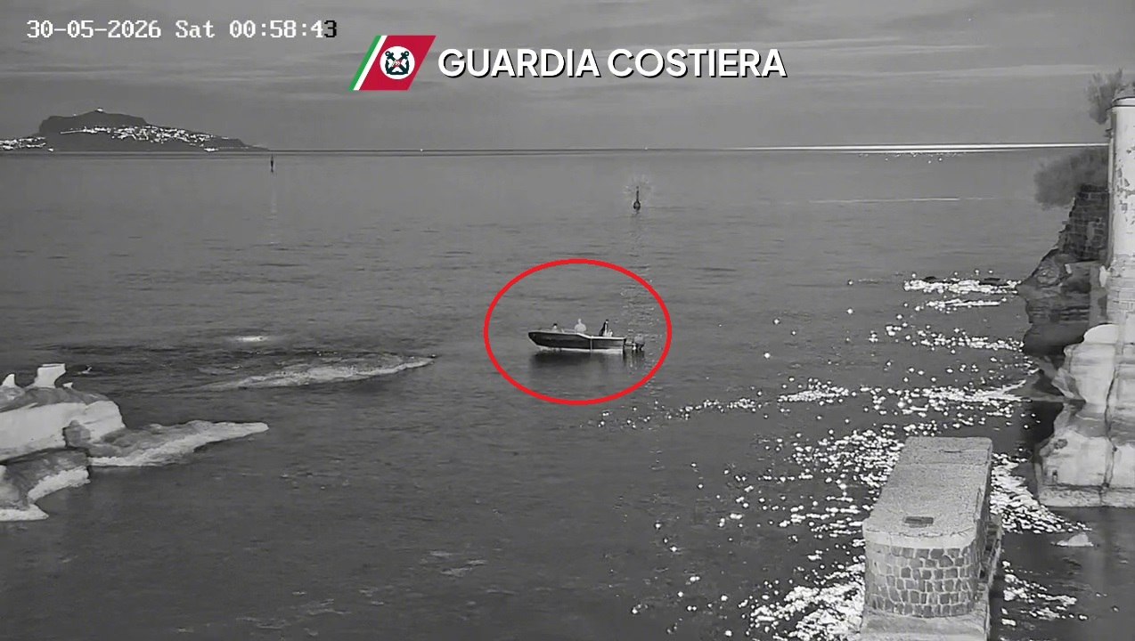Napoli, pesca illegale nel Parco Sommerso di Ga...