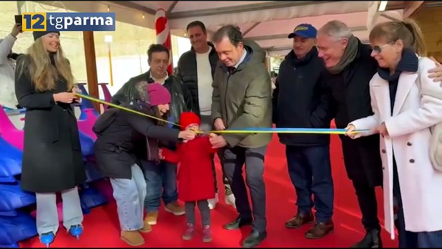 PIAZZALE DELLA PACE, INAUGURATA LA PISTA DI PATTINAGGIO SUL GHIACCIO | PIAZZALE DELLA PACE, INAUGURATA LA PISTA DI PATTINAGGIO SUL GHIACCIO