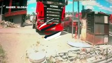 Beylikdüzü'nde freni arızalanan İETT otobüsü tıra çarptı