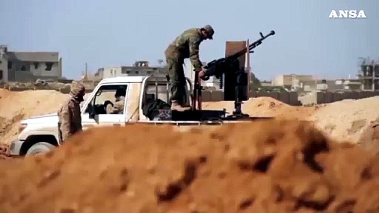 Libia, media: razzi di Haftar su aeroporto Tripoli