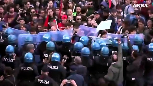 Scontri a Napoli tra agenti e manifestanti anti-Salvini