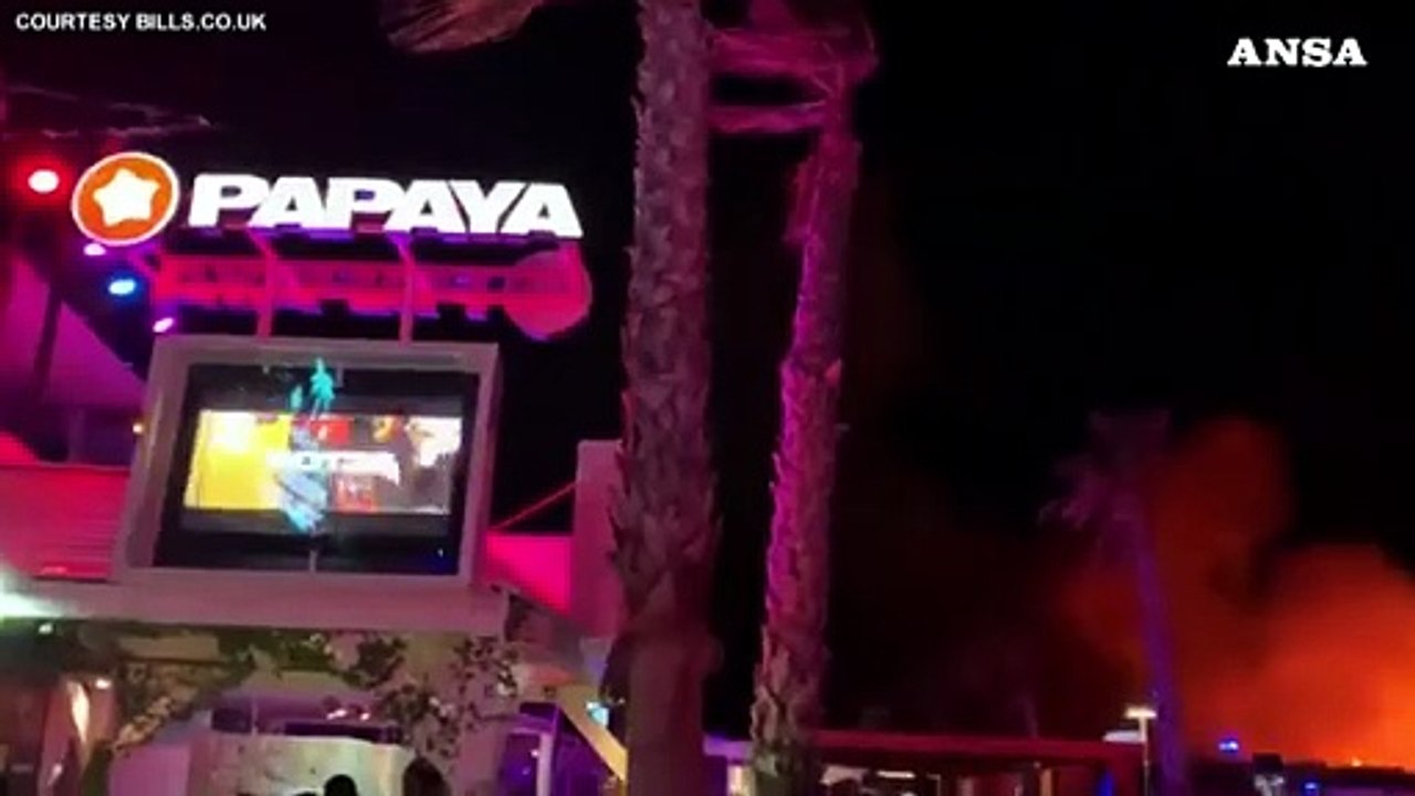 Croazia, incendio sull'isola di Pag: evacuati in 10mila