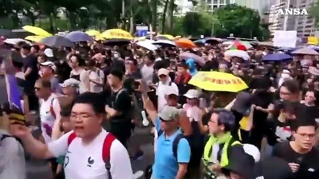 Hong Kong: ancora migliaia in piazza contro il governo