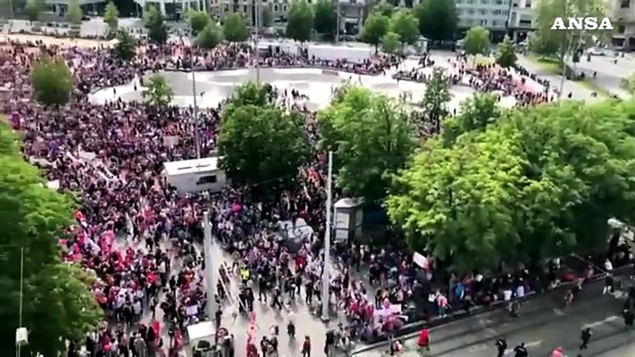 Svizzera, migliaia le donne in piazza per i pari diritti