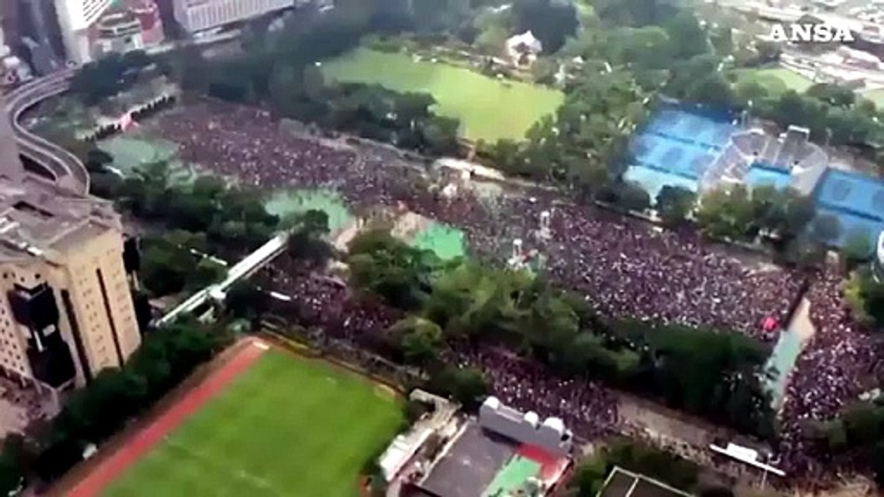 Oltre un milione di persone in marcia ad Hong Kong