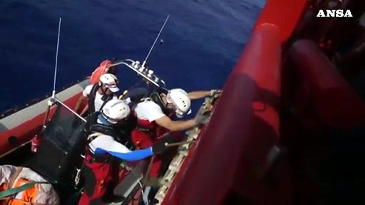 Migranti, oltre 320 su due navi in attesa del porto sicuro
