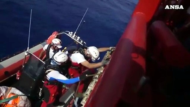 Migranti, oltre 320 su due navi in attesa del porto sicuro