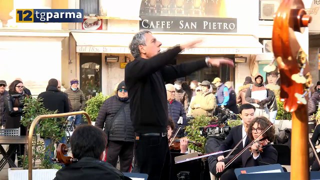 LO SPOT DI SANREMO ARRIVA A PARMA: FOLLA IN PIAZZA GARIBALDI | LO SPOT DI SANREMO ARRIVA A PARMA: FOLLA IN PIAZZA GARIBALDI