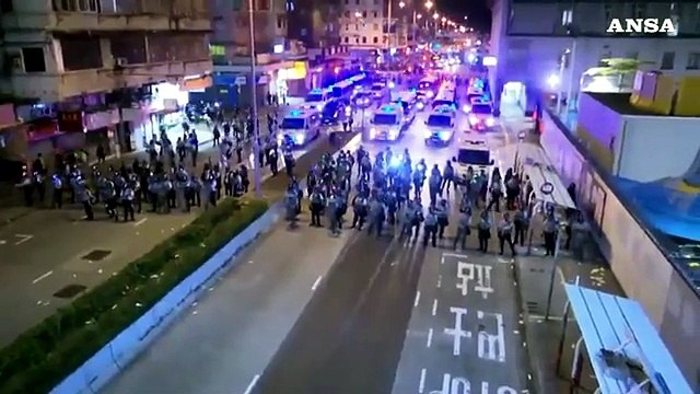 Tensione ad Hong Kong, la polizia torna a usare i lacrimogeni