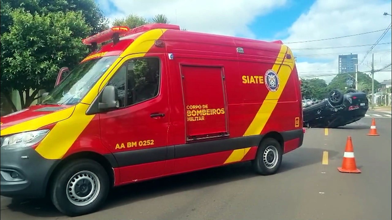 Jeep e Renault batem e Compass termina capotado no Tropical