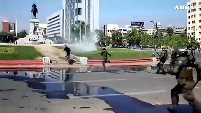 Cile, aumento delle tariffe bloccato ma continuano le proteste