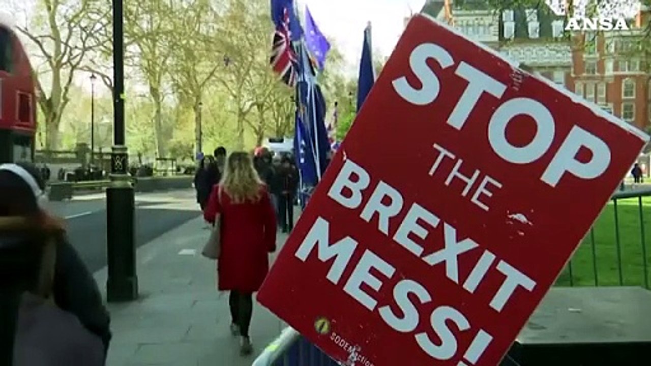 Battaglia Brexit, Corbyn vuole una legge anti no deal