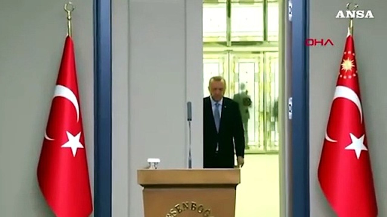 Siria, Erdogan: "Offensiva piu' determinata se le forze curde non si ritirano entro fine tregua"