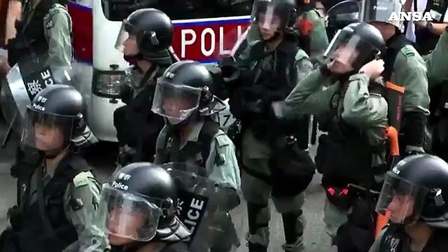 Nuove proteste ad Hong Kong, polizia lancia gas lacrimogeni