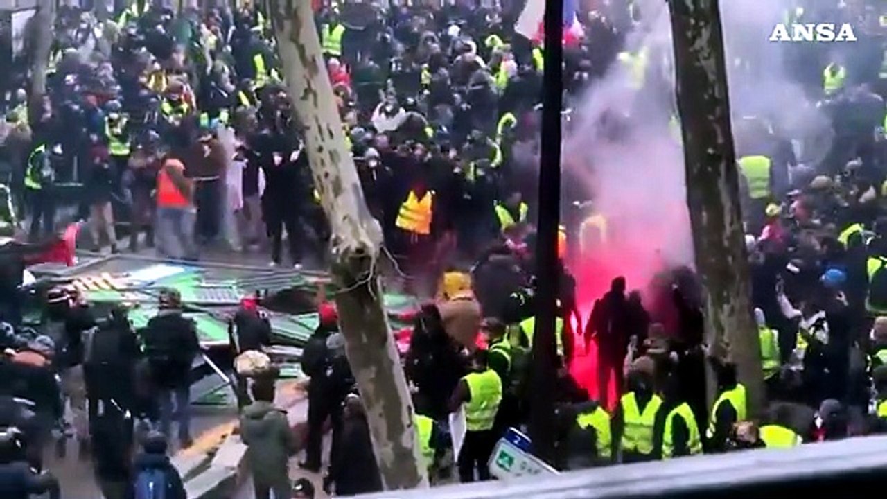 Francia, notte violenta nella banlieue di Parigi