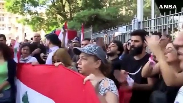 Libano, i manifestanti bloccano le strade