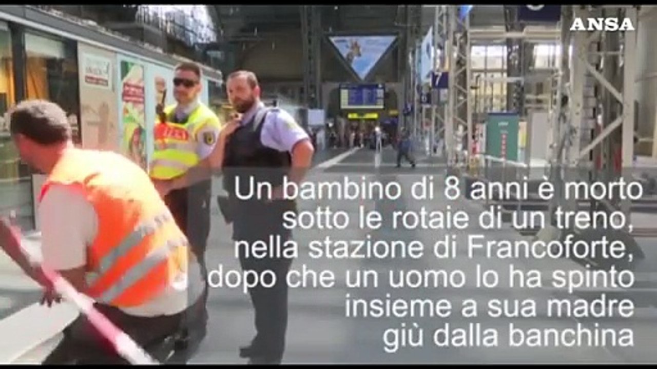 Bimbo travolto da un treno, spinto da uno sconosciuto