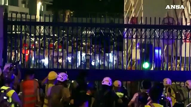 Proteste ad Hong Kong, lacrimogeni su attivisti e 82 arresti