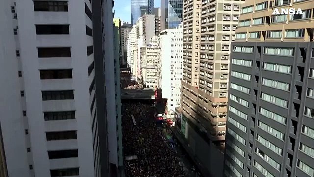 Hong Kong, migliaia in corteo contro la legge pro-Cina