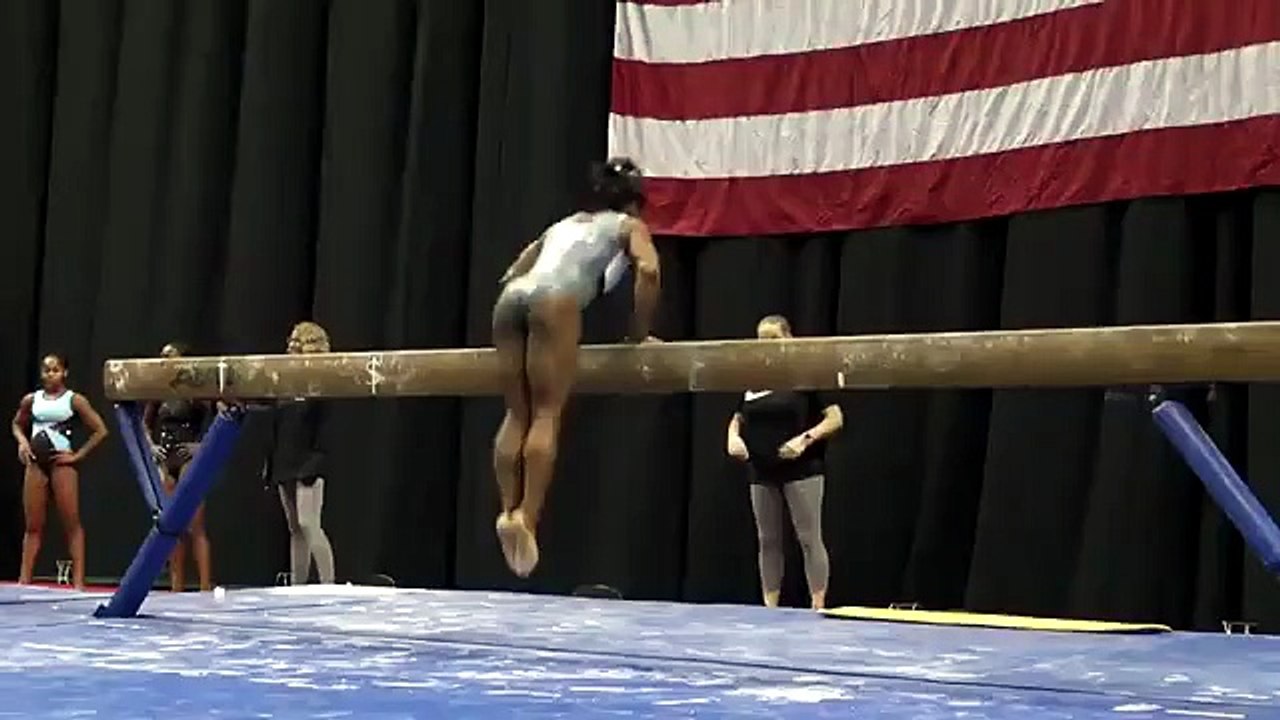 Simone Biles alla trave