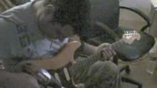 Franck joue de la guitare avec sa chignole (perceuse).